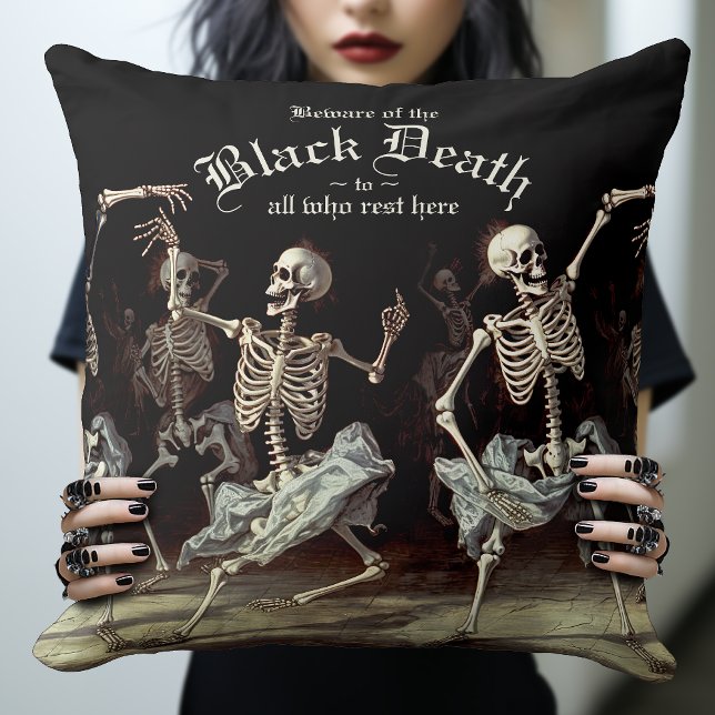 Almofada Black Death Dancing Skeletons Halloween (The Dancing Skeletons Throw Pillow. A piece of alternative gothic decor.)