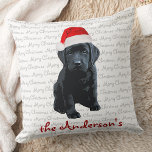 Almofada Black Labrador Christmas Puppy<br><div class="desc">Desorte sua casa nesta temporada de festas com este adorável cão de Papais noeis Feliz Natal Black Labrador travesseiro de Natal e decoração correspondente. Este travesseiro de natal labrador negro será um favorito entre os amantes do labrador. Visite nossa coleção para combinar cartões de natal em laboratório preto, decoração doméstica...</div>