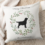 Almofada Black Labrador Feliz Natal - Labrador Retriever<br><div class="desc">Desorte sua casa nesta temporada de festas com este elegante labrador negro de Natal em um travesseiro de coroa e decor correspondente. Este travesseiro de natal labrador negro será um favorito entre os amantes do labrador. Visite nossa coleção para combinar cartões de natal em laboratório preto, decoração doméstica e presentes....</div>