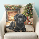 Almofada Black Labrador Retriever Puppy Dog Natal<br><div class="desc">Apresentando a adição perfeita ao seu decoro de Natal - nossos travesseiros de Natal Labrador Retriever! Disponíveis em labrador preto, amarelo ou chocolate, esses travesseiros são incontornáveis para qualquer amante de cachorro. Escolha entre cenas de lareira confortáveis, cachorros alegres na neve, ou cachorros-labradores festivos para fazer seu espaço vivo se...</div>
