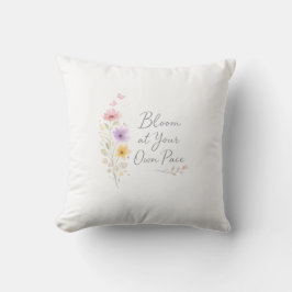 Almofada Bloom at Your Own Pace – Soft Floral Inspirational