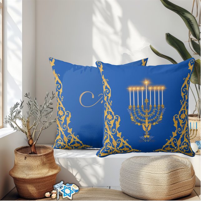 Almofada Blue Elegant Monogram Hanukkah Golden Menorah  (Criador carregado)