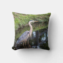 Almofada Blue Heron Wading in Water