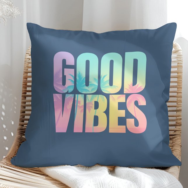Almofada "Boas Víbias" Citação tropical vibrante ("Good Vibes" Vibrant Tropical Quote Throw Pillow on a sunny rattan armchair.)
