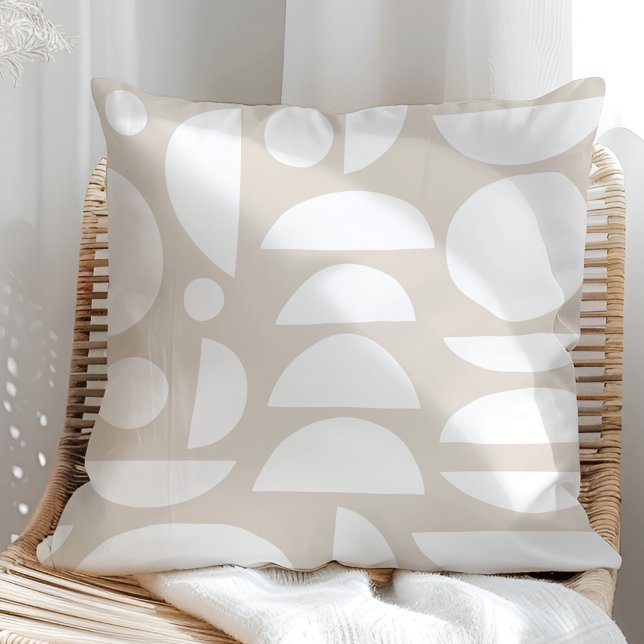 Almofada Boho Bege Fase da Lua Abstrata (Boho Beige Abstract Moon Phase Throw Pillow in a sunny rattan armchair)