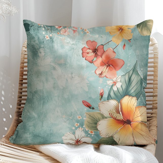 Almofada Boho Breezy Tropical Flower (Boho Breezy Tropical Flower Throw Pillow on a sunny boho rattan chair.)