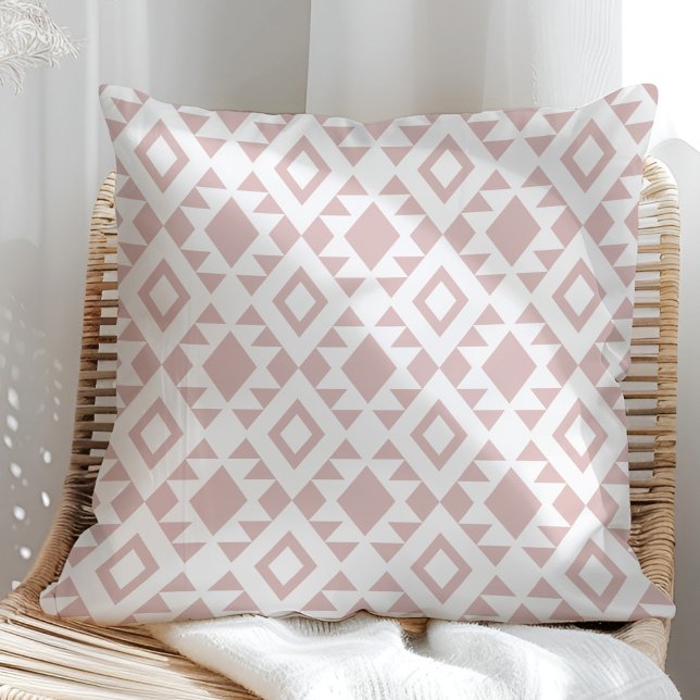 Almofada Boho Dusty Rosa e White Navajo (Boho Dusty Rose and White Navajo Throw Pillow in a sunny rattan armchair.)