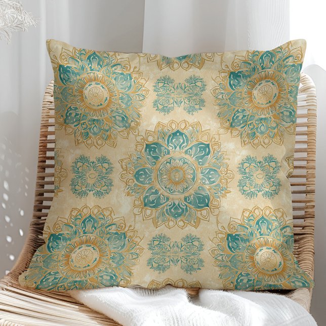 Almofada Boho Turquesa e Bege Areia Mandala (Boho Turquoise and Sand Beige Mandala Throw Pillow on a sunny boho rattan chair.)