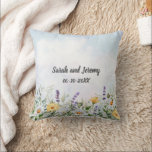 Almofada Boho Wildflower Watercolor Personalizar Casamento<br><div class="desc">Cor de água rústica do campo rústico de flor silvestre de Boho. Adicione seus nomes e data para personalizar seu dia especial. Excelente de Sellier Paperie.</div>