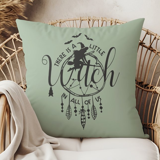 Almofada Boho Witch Vibes Bolsa - Pequena Bruxa em Todos nó (Boho Witch Vibes – Little Witch in All of Us Throw Pillow in a boho rattan armchair.)