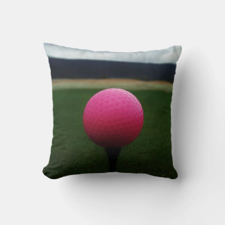 Almofada Bola de Golfe Rosa em campo de golfe na montanha