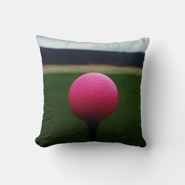 Almofada Bola de Golfe Rosa em campo de golfe na montanha (Frente)