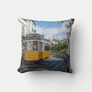Almofada Bonde amarelo retrô na rua em Lisboa, Portugal