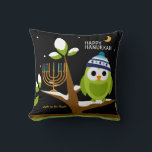 Almofada Bonita Hanukkah Grande Coruja e Menorah Snowy Nigh<br><div class="desc">Coruja Chanucá e Menorah lindas em uma Árvore Neve. Acenda as noites. Esta linda e colorida coruja de Hanukkah e Menorah em uma árvore de neve é totalmente divertida! O estilo Cartoon Colorido encantará amigos e familiares de todas as idades. Ele foi projetado para fazer todos sorrirem nesta temporada de...</div>