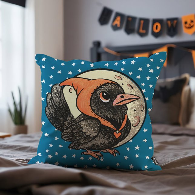 Almofada Bonito Halloween Raven Em Laranja Costume Moon Sta (Charming chibi raven in a cozy costume, perfect pillow for spooky season decor or cuddly accents.)
