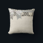 Almofada Bonito Linen White Lace Antique de Casamento<br><div class="desc">Casamento antigo - Lace branco e casamento de Linen Um tema de casamento vintage bonito é sobre renda branca antiga e linho. Perfeito para a noiva e noiva vintage que é algo especial para o tema do casamento. O design é baseado em imagens antigas de tecido de roupa macia real,...</div>