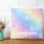 Almofada Bonito Pastel Rainbow Sparkle Personalizado Girly<br><div class="desc">Decorre o quarto de sua garotinha com um bonito travesseiro esparso-arco-íris pastel que mostra o nome de seu filho em um escrevendo branco fofo. Esta decoração de quarto de crianças mágicas exemplifica o encantamento da infância.</div>