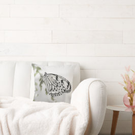 Almofada Borboleta branca preta na ramificação da árvore