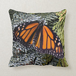 Almofada Borboleta monarca em evergreens