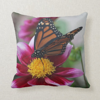 Almofada Borboleta Monarca em Flor Dahlia Rosa Profundo Fot