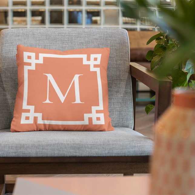 Almofada Borda-chave grega do Monograma Branco e Laranja (Create your own monogrammed Greek Key border square throw pillow.)