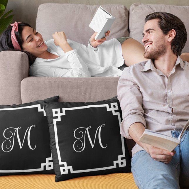 Almofada Borda chave grega do monograma branco e preto (Create your own monogrammed Greek Key border throw pillows.)