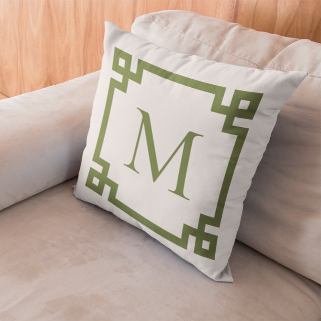Almofada Borda-chave grega monograma verde-oliva (Create your own monogrammed Greek Key border square throw pillow.)