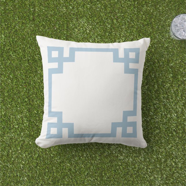 Almofada Borda em Chave Grega Azul Celeste e Branco (Grama)