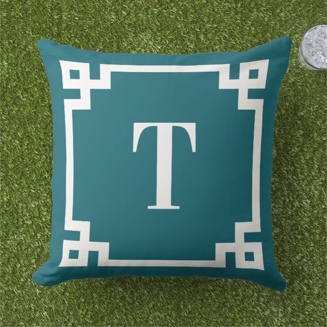 Almofada Borda Monograma Chave Grega Azul Teal e Branco (Grama)