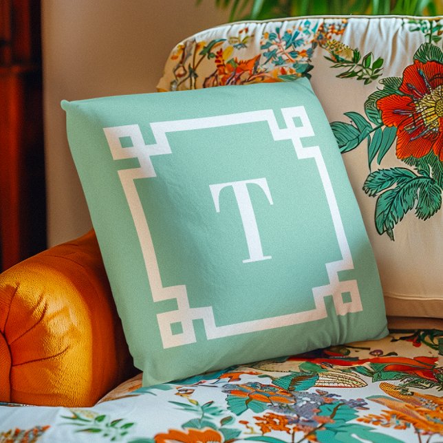 Almofada Borda Monograma Chave Grega em Teal Claro e Branco (Light Teal and White Greek Key Border Monogram Outdoor Pillow)