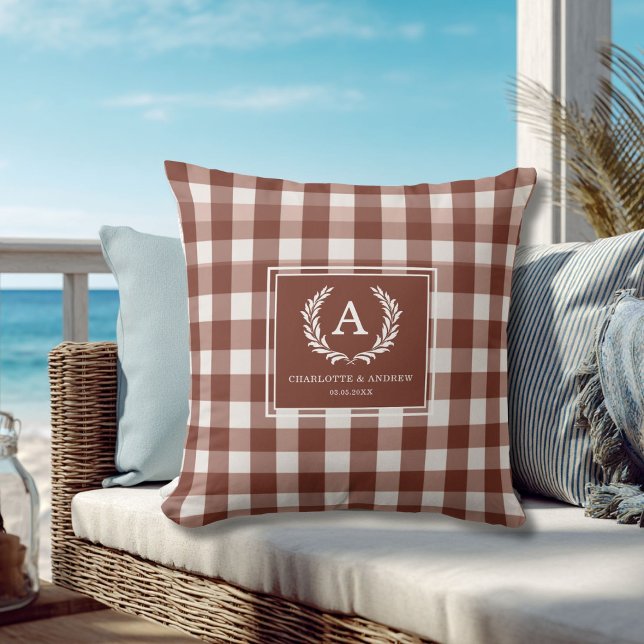 Almofada Bordado de Ginga Marrom (Brown Gingham Monogram Crest Throw Pillow)