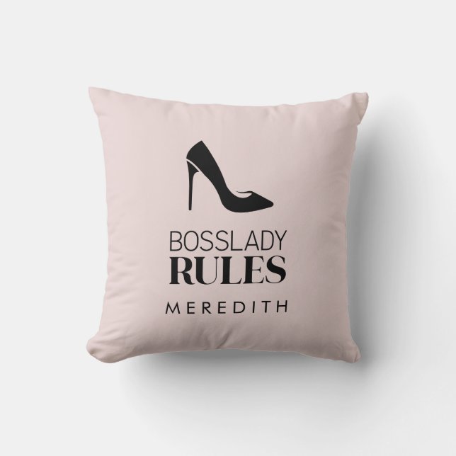 Almofada Boss Lady Rules Stiletto Logotipo Blush (Frente)
