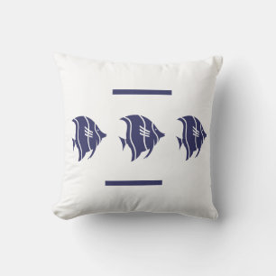 almofada branca com peixe azul marinho decoração c