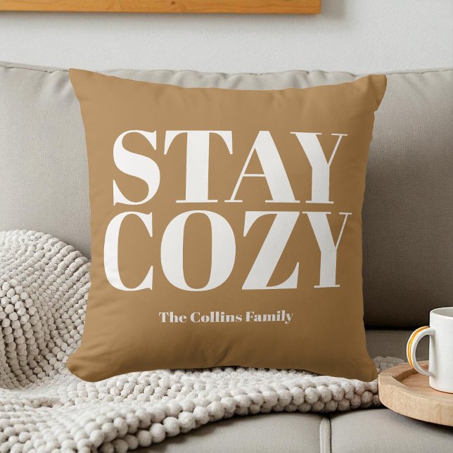 Almofada Branco Personalizado para Tipografia Festiva Brown (Brown Stay Cozy Festive Typography Custom White Throw Pillow)