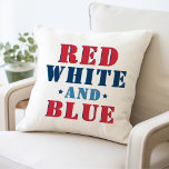 Almofada Branco vermelho e azul quatro de julho<br><div class="desc">design na moda de travesseiro de feriado de 4 de julho apresenta um design de tipografia "Branco Vermelho e Azul" em vermelho,  branco,  azul,  marinho com sotaques estelares. Um marinho azul de coordenação com padrão de estrela branca aparece no verso.</div>