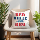 Almofada Branco vermelho e CHURRASCO 4 de julho<br><div class="desc">design na moda de travesseiro de feriado de 4 de julho apresenta um divertido design de tipografia "Branco Vermelho e CHURRASCO" em vermelho,  branco,  azul,  marinho com sotaques estelares. Um marinho azul de coordenação com padrão de estrela branca aparece no verso.</div>