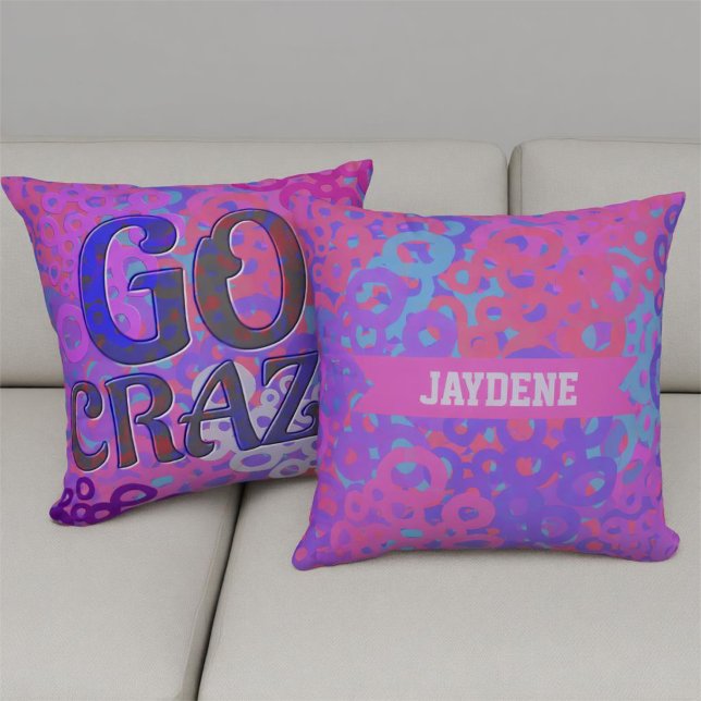 Almofada Brighly Colored Overlapping Circle (Gorgeous pink, purple and blue circles with bold fun text. These throw pillows are two sided.)