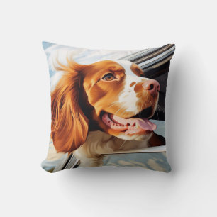 Almofada Brittany spaniel na janela do carro