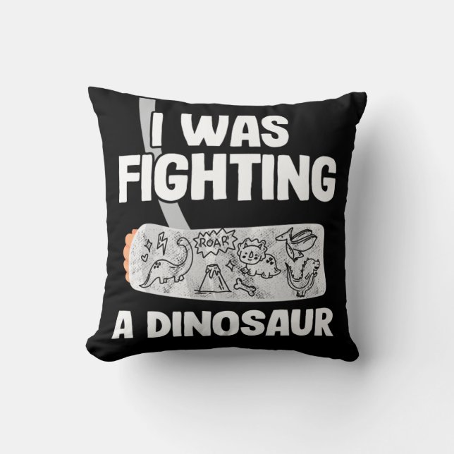 Almofada Broken Arm Get Well Soon I Was Fighting A Dinosaur (Frente)