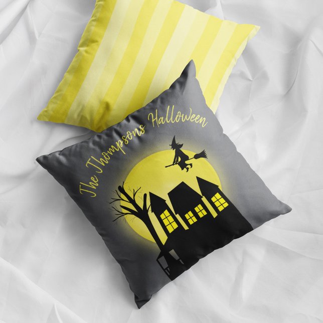 Almofada Bruxa da Casa Assombrada Lua Personalizada de Hall (Haunted house Halloween pillow with witch flying over moon and personalized family name decor.)