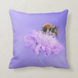Almofada Bumble Bee pregada em uma flor rosa