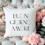 Almofada Buongiorno Amore | Script Moderno do Chinês Italia<br><div class="desc">Bom dia,  amor! Este travesseiro de língua italiana preto e branco irá adicionar estilo de chic ao seu quarto. A tipografia na moda negra moderna ajuda a fazer deste um olhar que será perfeitamente compreendido na Itália ou em qualquer lugar que os seus viagens vos levem!</div>