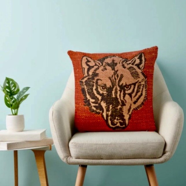 Almofada Cabeça de Lobo em Vermelho (Wolf Head on Red Throw Pillow  High quality 100% polyester hidden zipper enclosure.
)