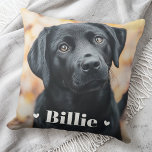 Almofada Cachorro de animais de estimação<br><div class="desc">Travesseiro decorativo com a foto personalizada de seu animal de estimação com o nome do animal de estimação como uma sobreposição de texto branca flanqueada por dois corações.</div>