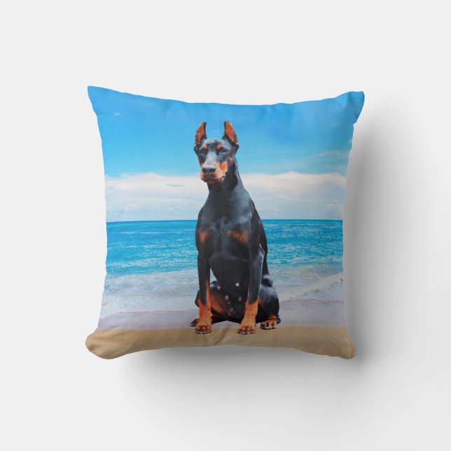 Almofada Cachorro Doberman Sentado Na Praia (Frente)