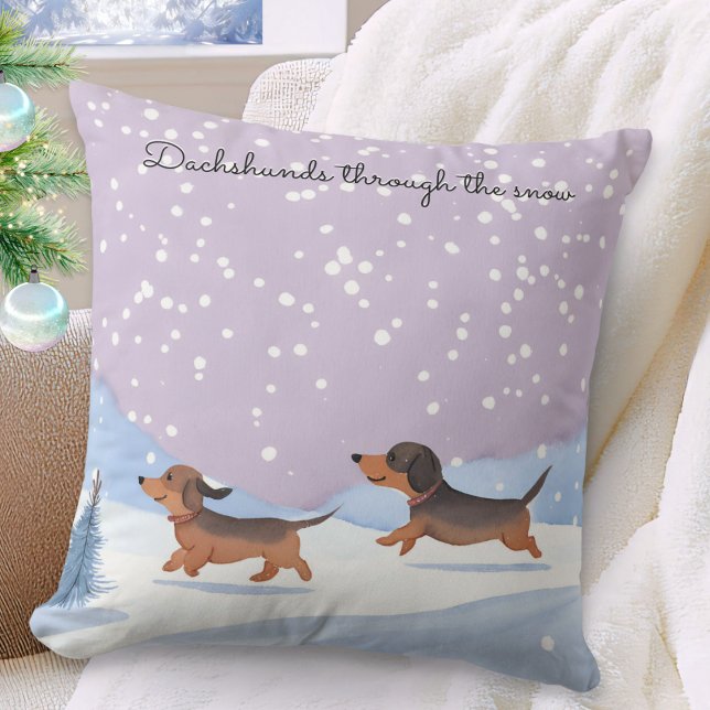 Almofada Cachorro-porquinho-porquinho Doxina Festivo Natal (A festive throw pillow, picturing two cute dachshunds, with caption 'Dachshunds through the snow')