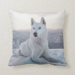 Almofada Cachorro Rouco branco entalando na neve