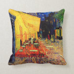 Almofada Cafe Terrace (F467) Van Gogh Fine Art<br><div class="desc">Cafe Terrace Place du Forum, Vincent van Gogh, Arles, setembro de 1888. A pintura encontra-se atualmente no Museu Kröller-Müller, em Otterlo, Países Baixos. Vincent Willem van Gogh (30 de março de 1853 - 29 de julho de 1890) era um artista Poste-impressionista neerlandês. Algumas de suas pinturas estão agora entre as...</div>