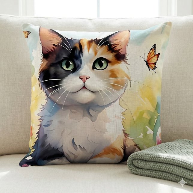 Almofada Calico Cat no Jardim Primavera com Borboletas (Calico Cat in Spring Garden with Butterflies Throw Pillow On Sofa)