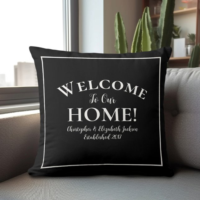 Almofada Caligrafia de Chic Preto e Branco Personalizada em (Welcome Home Custom Black & White Chic Calligraphy Throw Pillow)